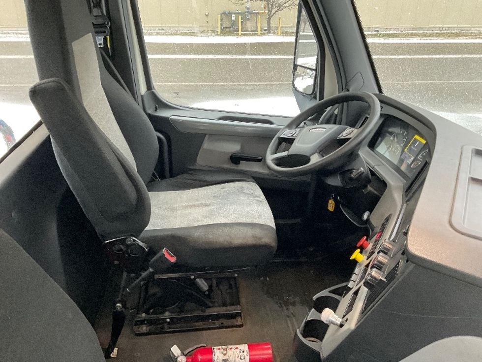 Day Cab Tractor-Heavy Duty Tractors-Freightliner-2019-T12664ST-Londonderry-NH-237,167\n\t\tmiles-$ 47,250 - Image 14