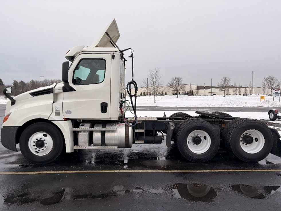 Day Cab Tractor-Heavy Duty Tractors-Freightliner-2019-T12664ST-Londonderry-NH-237,167\n\t\tmiles-$ 47,250 - Image 4