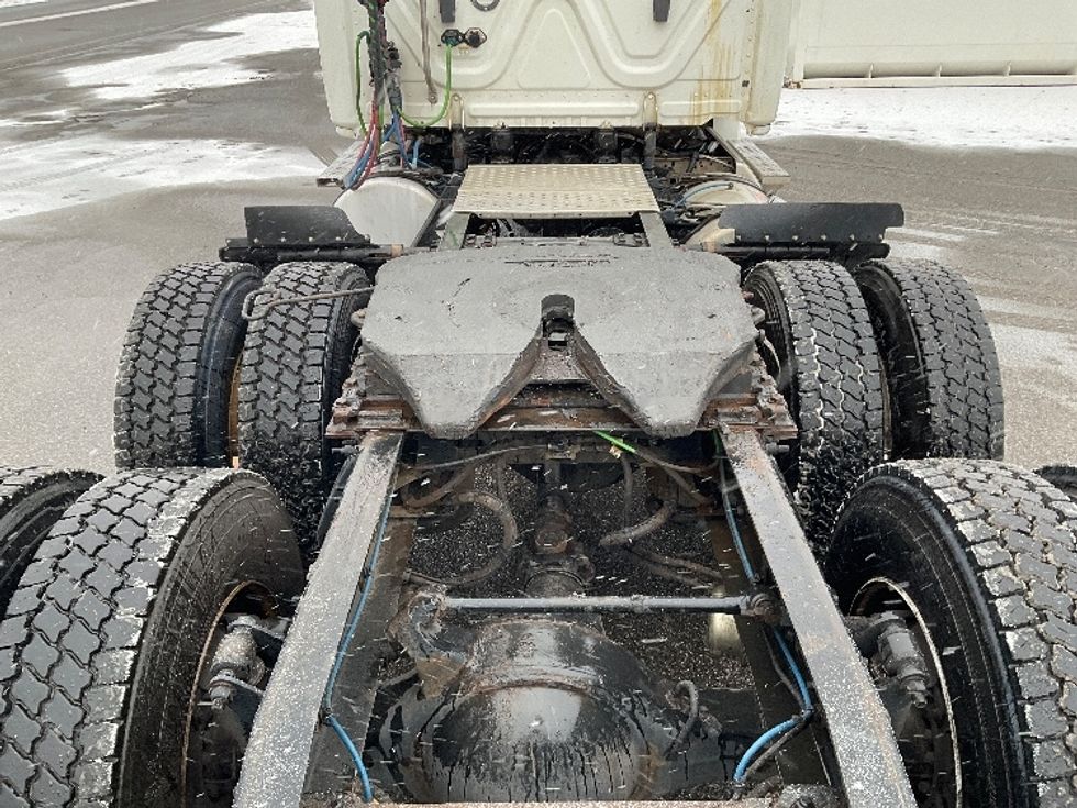Day Cab Tractor-Heavy Duty Tractors-Freightliner-2019-T12664ST-Londonderry-NH-237,167\n\t\tmiles-$ 47,250 - Image 6