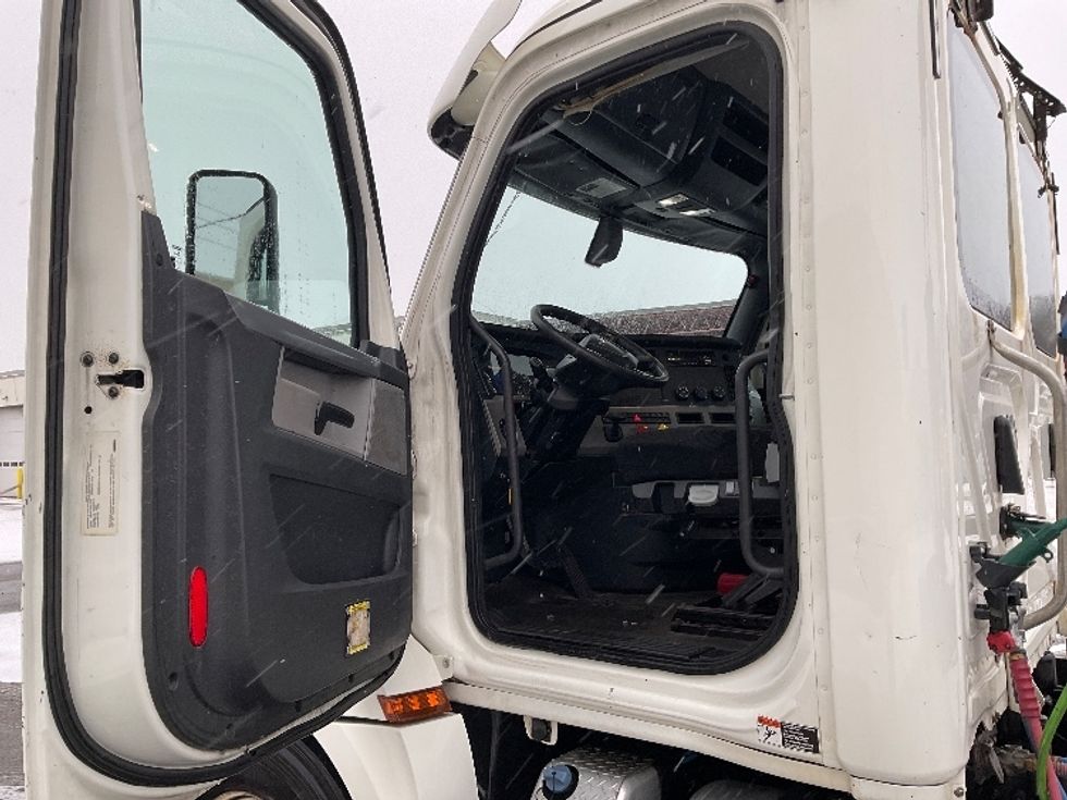 Day Cab Tractor-Heavy Duty Tractors-Freightliner-2019-T12664ST-Londonderry-NH-237,167\n\t\tmiles-$ 47,250 - Image 9