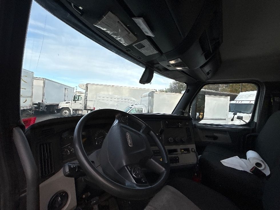 Day Cab Tractor-Heavy Duty Tractors-Freightliner-2019-T12664ST-Londonderry-NH-237,872\n\t\tmiles-$ 35,250 - Image 10