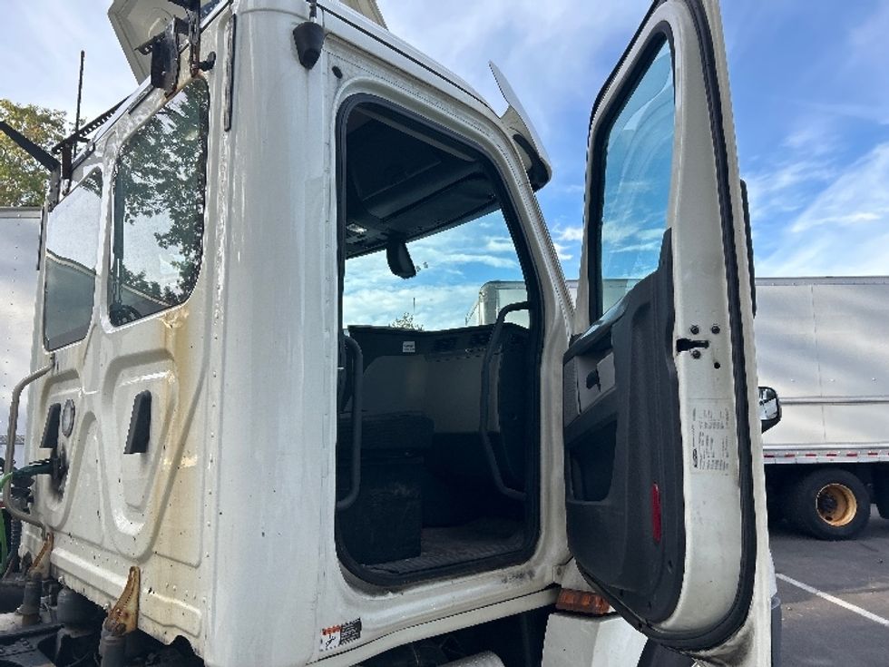 Day Cab Tractor-Heavy Duty Tractors-Freightliner-2019-T12664ST-Londonderry-NH-237,872\n\t\tmiles-$ 35,250 - Image 12