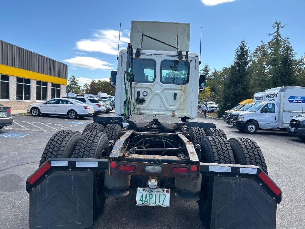 Day Cab Tractor-Heavy Duty Tractors-Freightliner-2019-T12664ST-Londonderry-NH-237,872\n\t\tmiles-$ 35,250 - Image 6