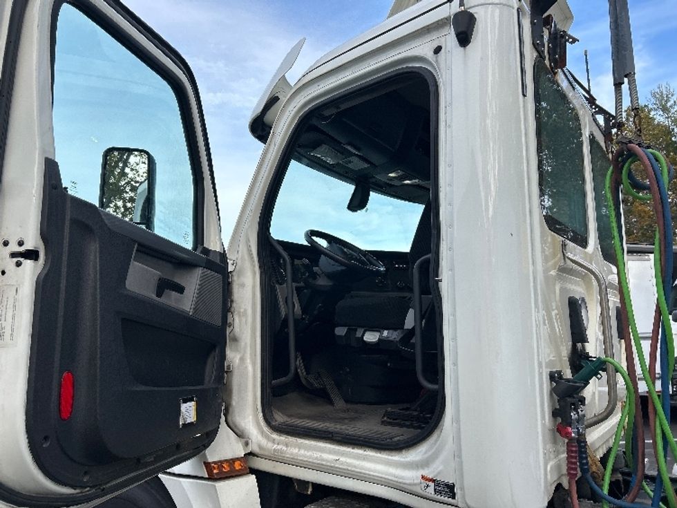 Day Cab Tractor-Heavy Duty Tractors-Freightliner-2019-T12664ST-Londonderry-NH-237,872\n\t\tmiles-$ 35,250 - Image 9