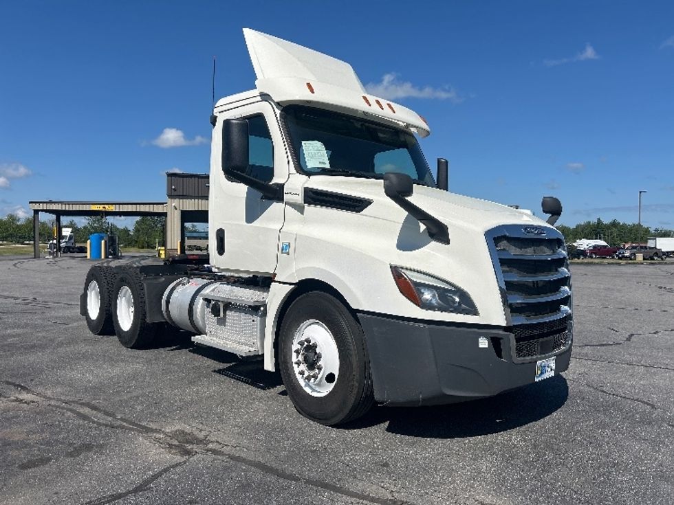 Day Cab Tractor-Heavy Duty Tractors-Freightliner-2019-T12664ST-Londonderry-NH-395,011\n\t\tmiles-$ 41,750 - Image 1