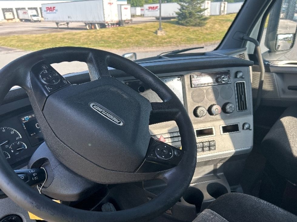 Day Cab Tractor-Heavy Duty Tractors-Freightliner-2019-T12664ST-Londonderry-NH-395,011\n\t\tmiles-$ 41,750 - Image 10