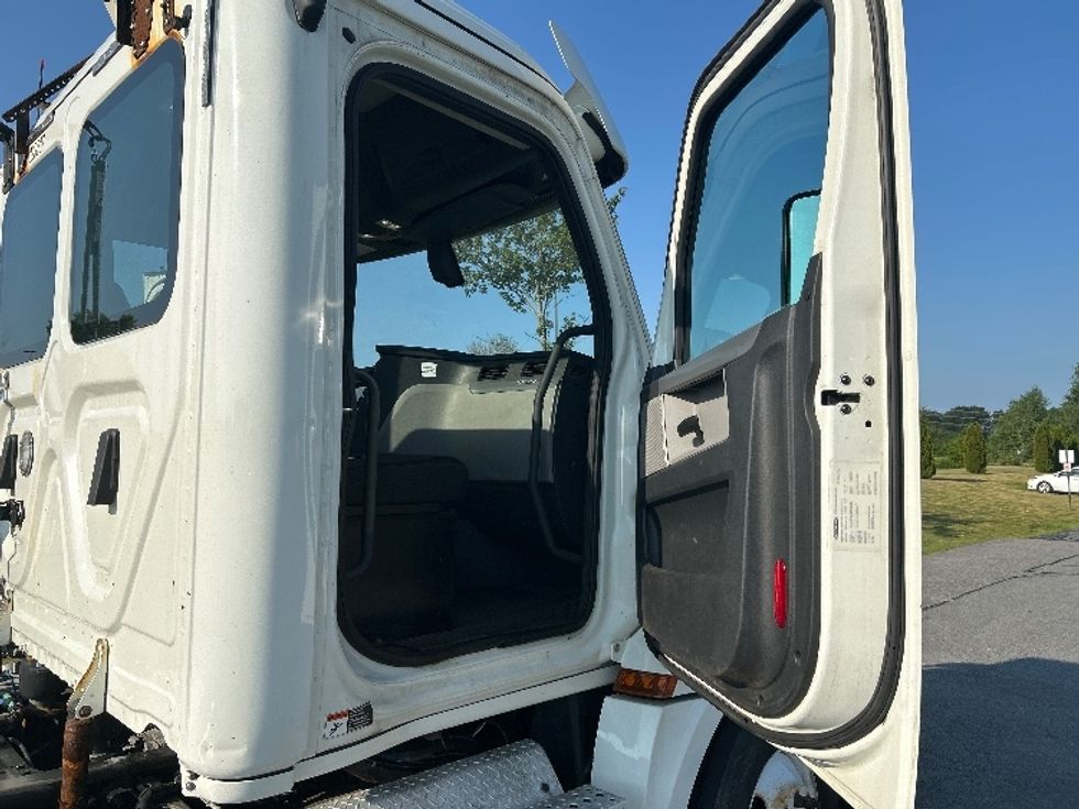Day Cab Tractor-Heavy Duty Tractors-Freightliner-2019-T12664ST-Londonderry-NH-395,011\n\t\tmiles-$ 41,750 - Image 12
