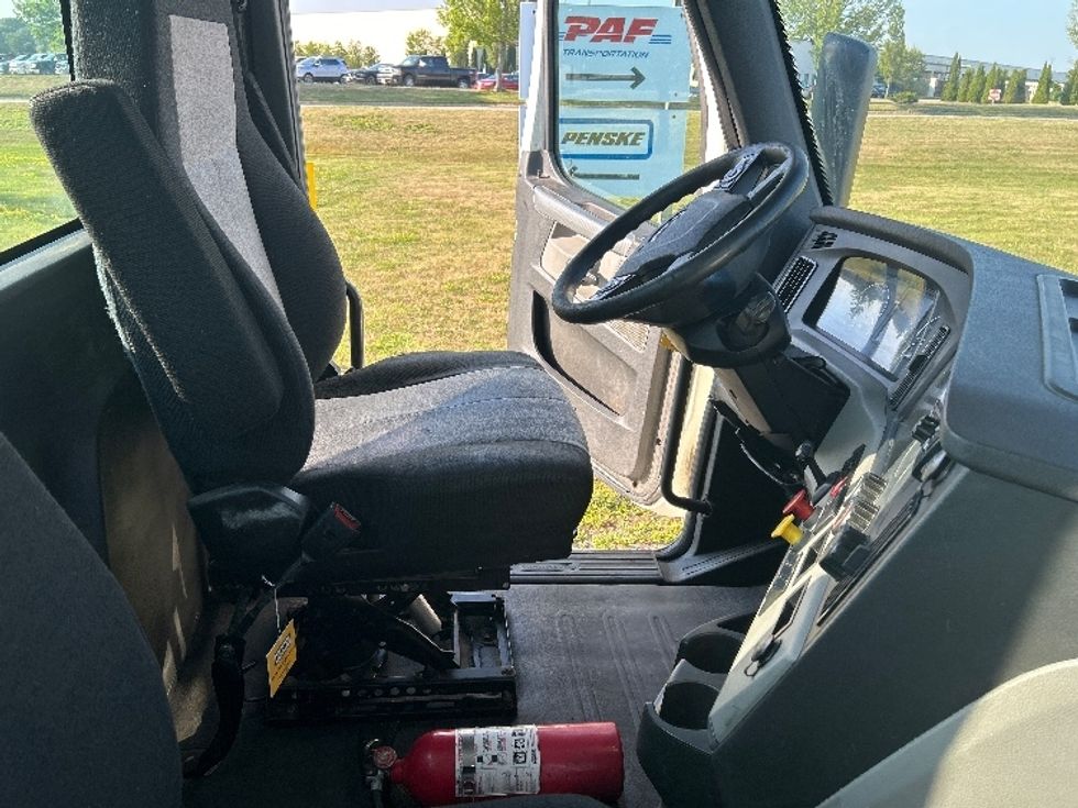 Day Cab Tractor-Heavy Duty Tractors-Freightliner-2019-T12664ST-Londonderry-NH-395,011\n\t\tmiles-$ 41,750 - Image 14