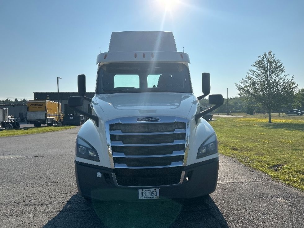 Day Cab Tractor-Heavy Duty Tractors-Freightliner-2019-T12664ST-Londonderry-NH-395,011\n\t\tmiles-$ 41,750 - Image 2