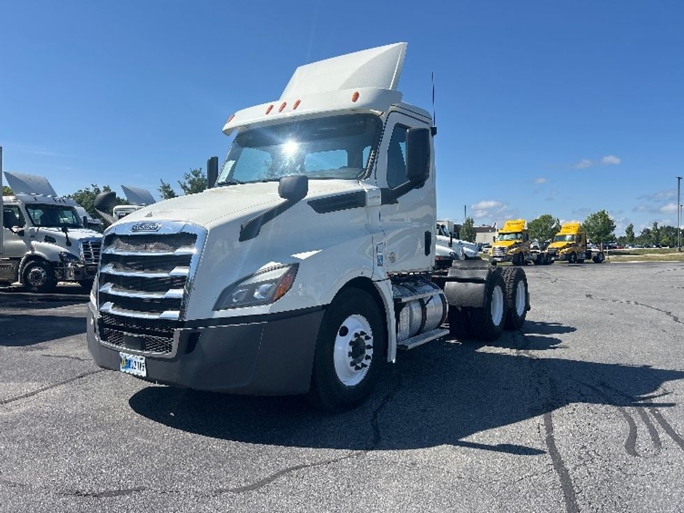 Day Cab Tractor-Heavy Duty Tractors-Freightliner-2019-T12664ST-Londonderry-NH-395,011\n\t\tmiles-$ 41,750 - Image 3