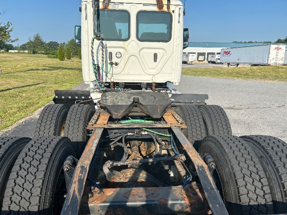 Day Cab Tractor-Heavy Duty Tractors-Freightliner-2019-T12664ST-Londonderry-NH-395,011\n\t\tmiles-$ 41,750 - Image 6