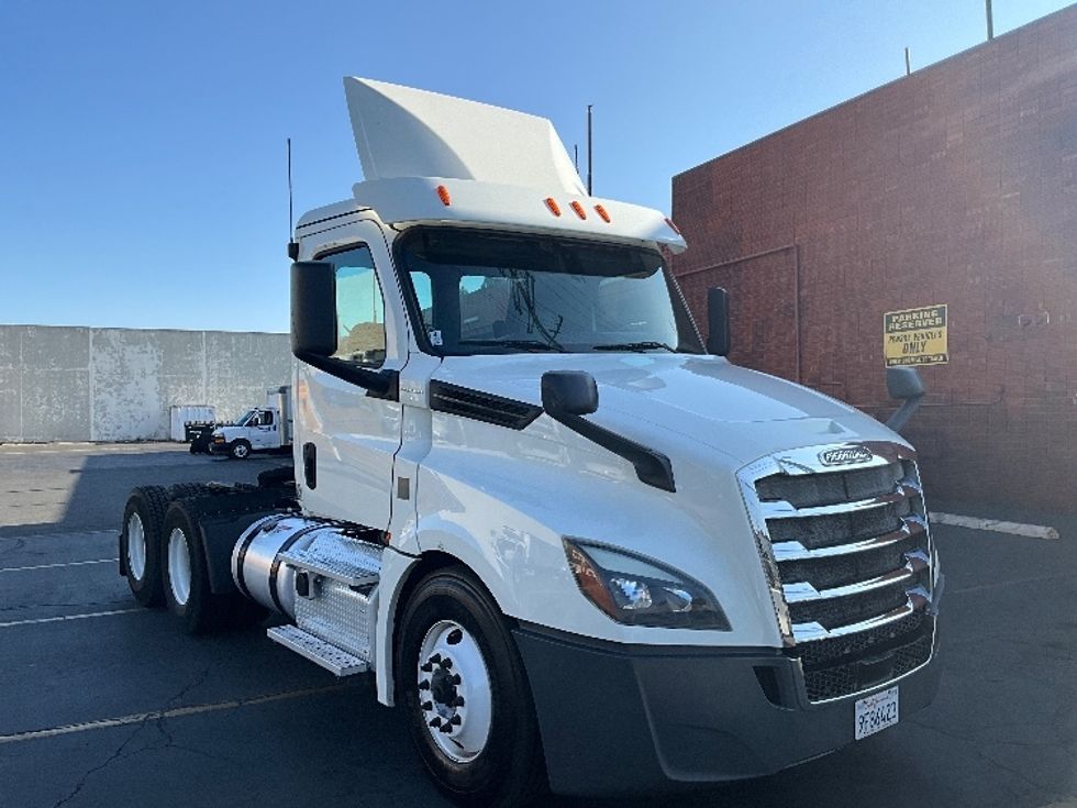 Day Cab Tractor-Heavy Duty Tractors-Freightliner-2019-T12664ST-Los Angeles-CA-321,286\n\t\tmiles-$ 53,250 - Image 1