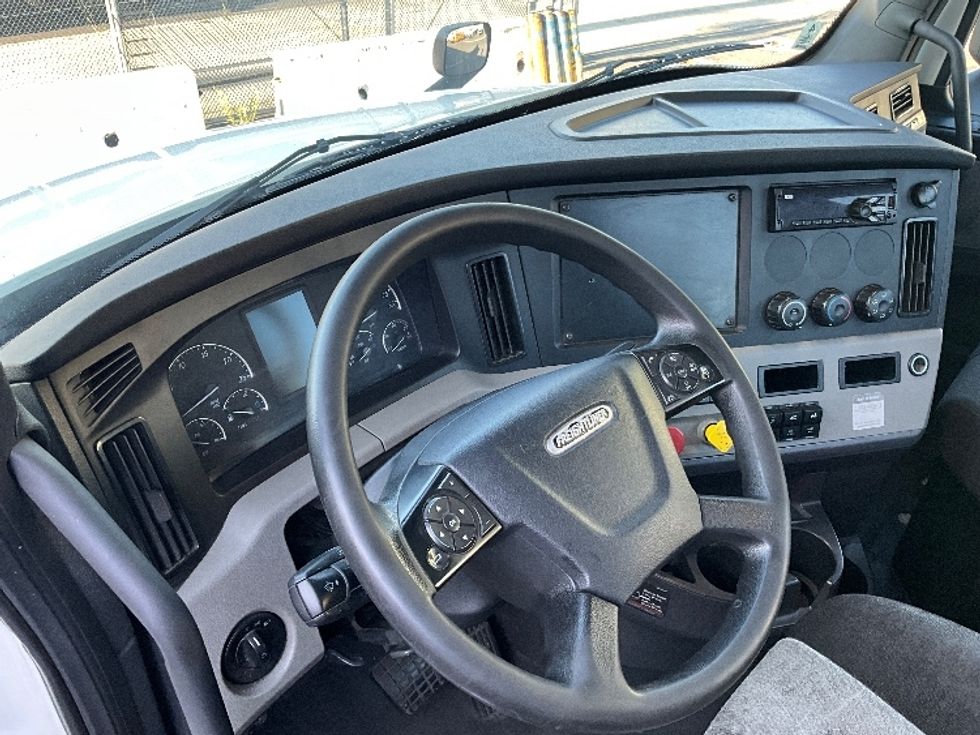 Day Cab Tractor-Heavy Duty Tractors-Freightliner-2019-T12664ST-Los Angeles-CA-321,286\n\t\tmiles-$ 53,250 - Image 10