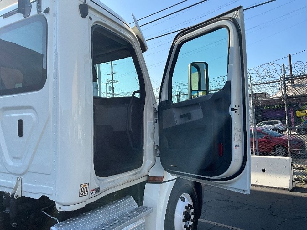 Day Cab Tractor-Heavy Duty Tractors-Freightliner-2019-T12664ST-Los Angeles-CA-321,286\n\t\tmiles-$ 53,250 - Image 12