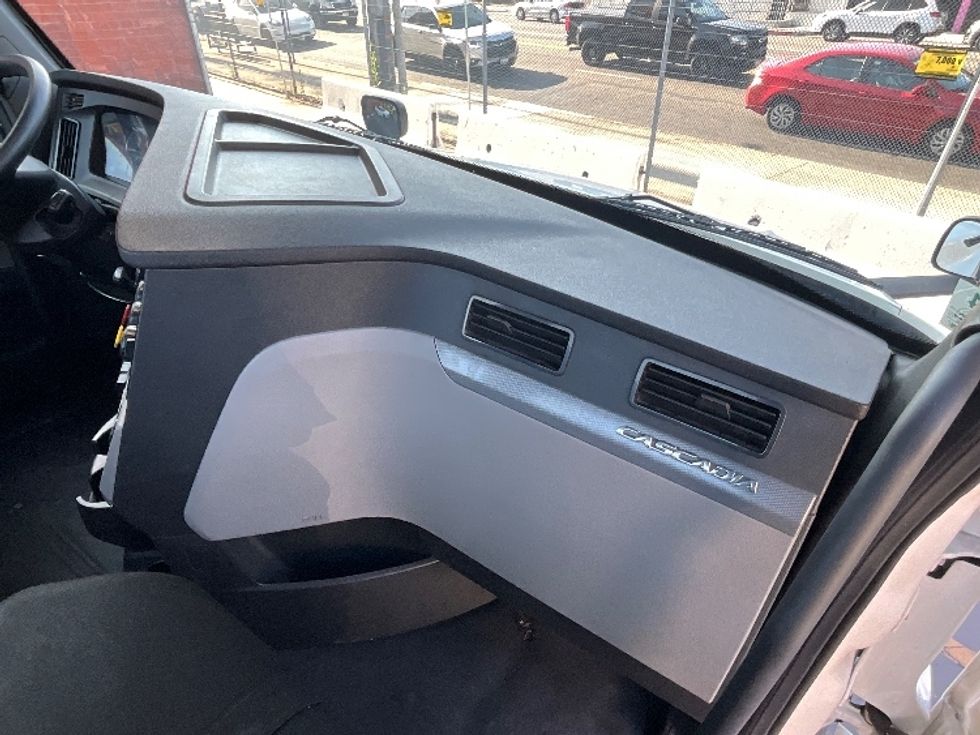 Day Cab Tractor-Heavy Duty Tractors-Freightliner-2019-T12664ST-Los Angeles-CA-321,286\n\t\tmiles-$ 53,250 - Image 13