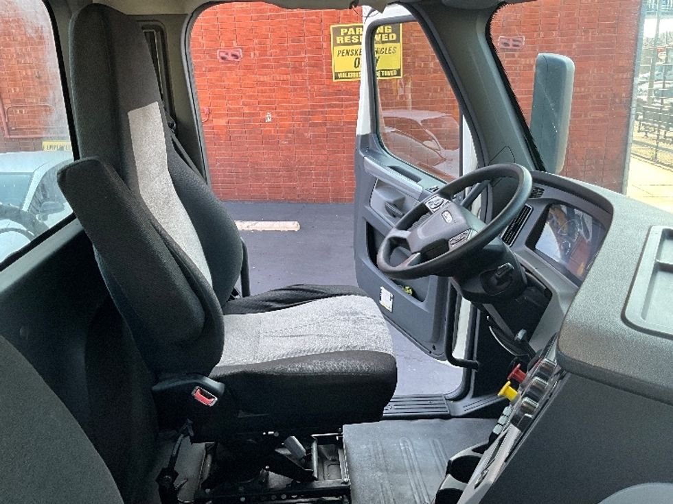 Day Cab Tractor-Heavy Duty Tractors-Freightliner-2019-T12664ST-Los Angeles-CA-321,286\n\t\tmiles-$ 53,250 - Image 14