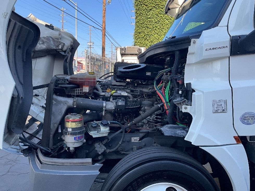 Day Cab Tractor-Heavy Duty Tractors-Freightliner-2019-T12664ST-Los Angeles-CA-321,286\n\t\tmiles-$ 53,250 - Image 16