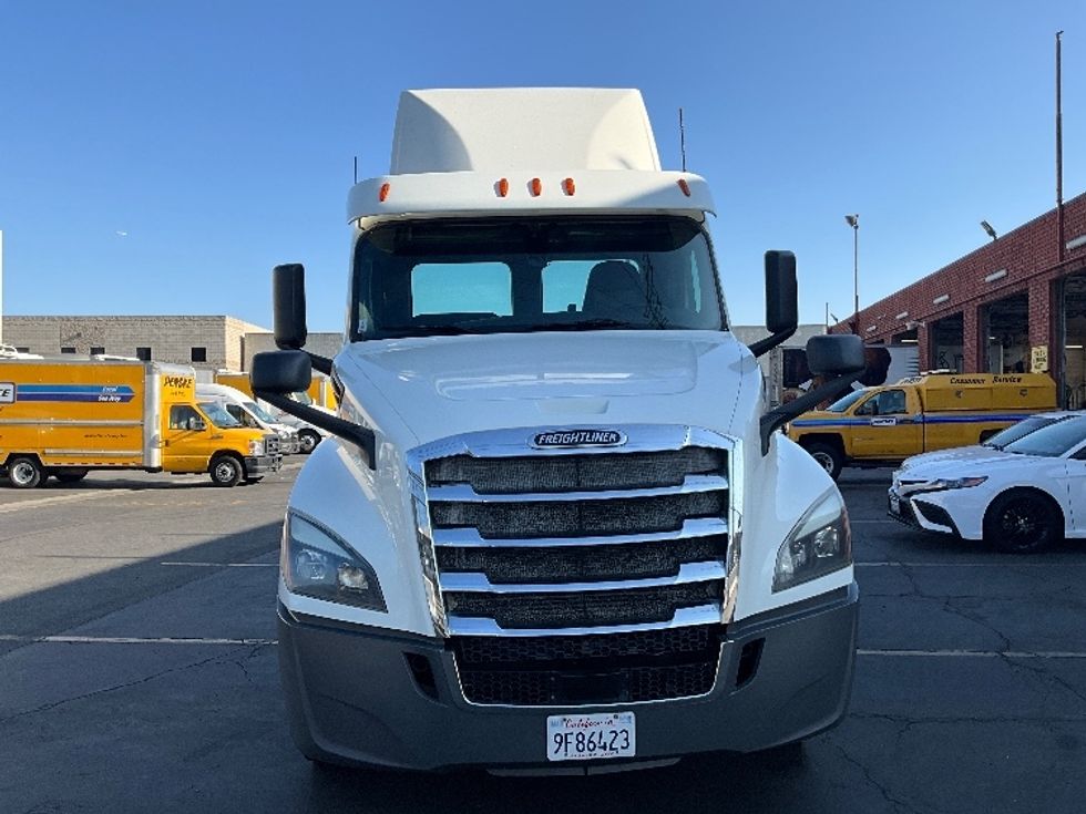 Day Cab Tractor-Heavy Duty Tractors-Freightliner-2019-T12664ST-Los Angeles-CA-321,286\n\t\tmiles-$ 53,250 - Image 2