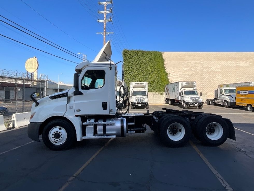 Day Cab Tractor-Heavy Duty Tractors-Freightliner-2019-T12664ST-Los Angeles-CA-321,286\n\t\tmiles-$ 53,250 - Image 4