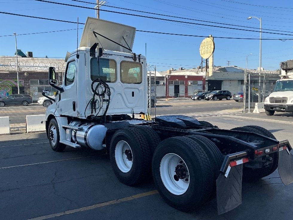 Day Cab Tractor-Heavy Duty Tractors-Freightliner-2019-T12664ST-Los Angeles-CA-321,286\n\t\tmiles-$ 53,250 - Image 5