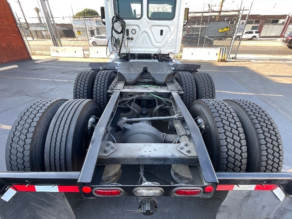Day Cab Tractor-Heavy Duty Tractors-Freightliner-2019-T12664ST-Los Angeles-CA-321,286\n\t\tmiles-$ 53,250 - Image 6