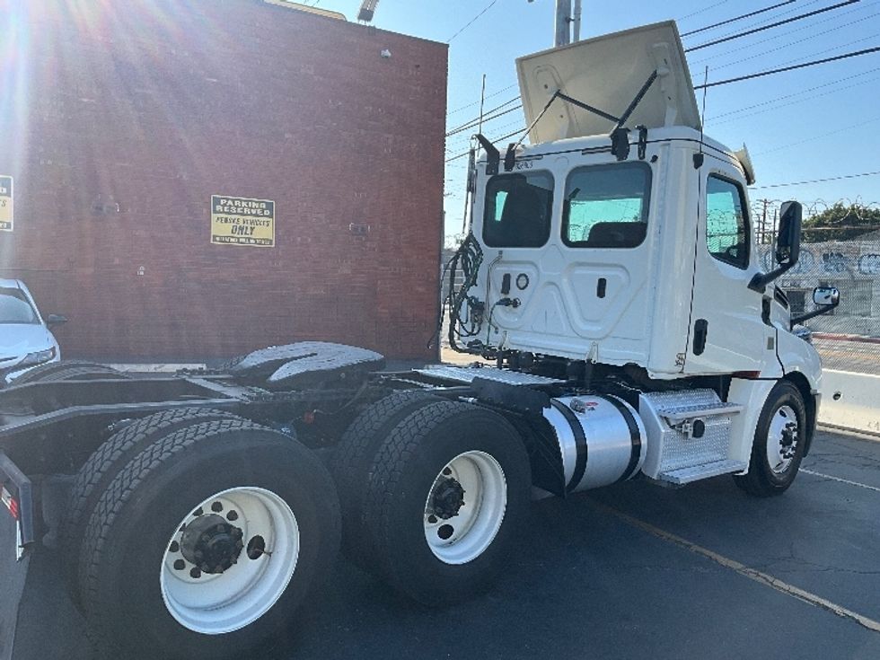 Day Cab Tractor-Heavy Duty Tractors-Freightliner-2019-T12664ST-Los Angeles-CA-321,286\n\t\tmiles-$ 53,250 - Image 7