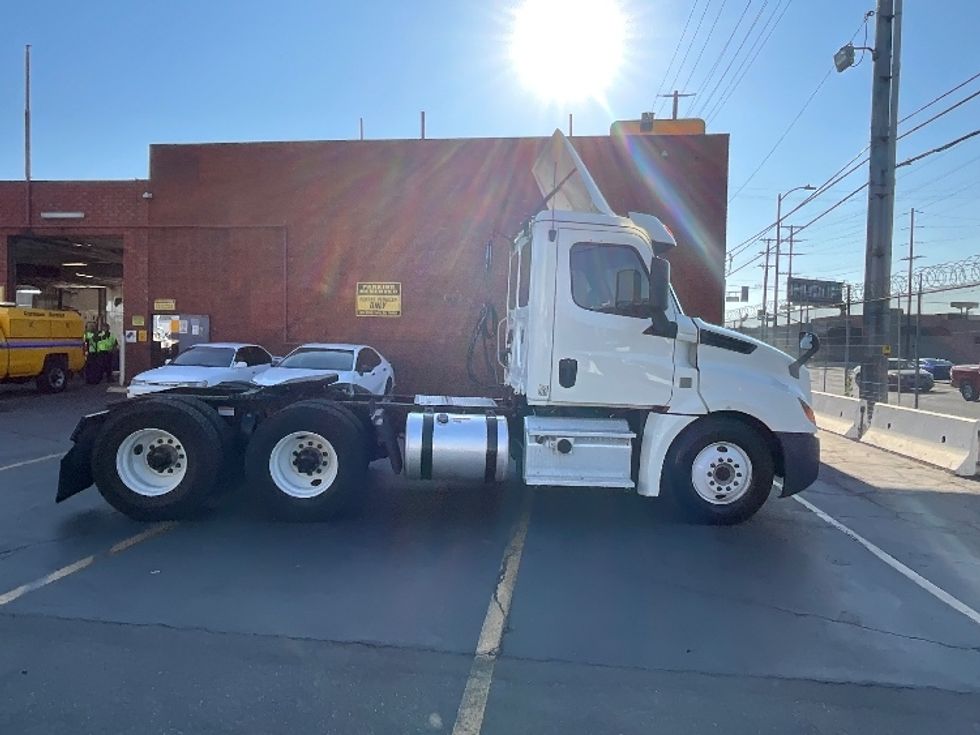 Day Cab Tractor-Heavy Duty Tractors-Freightliner-2019-T12664ST-Los Angeles-CA-321,286\n\t\tmiles-$ 53,250 - Image 8