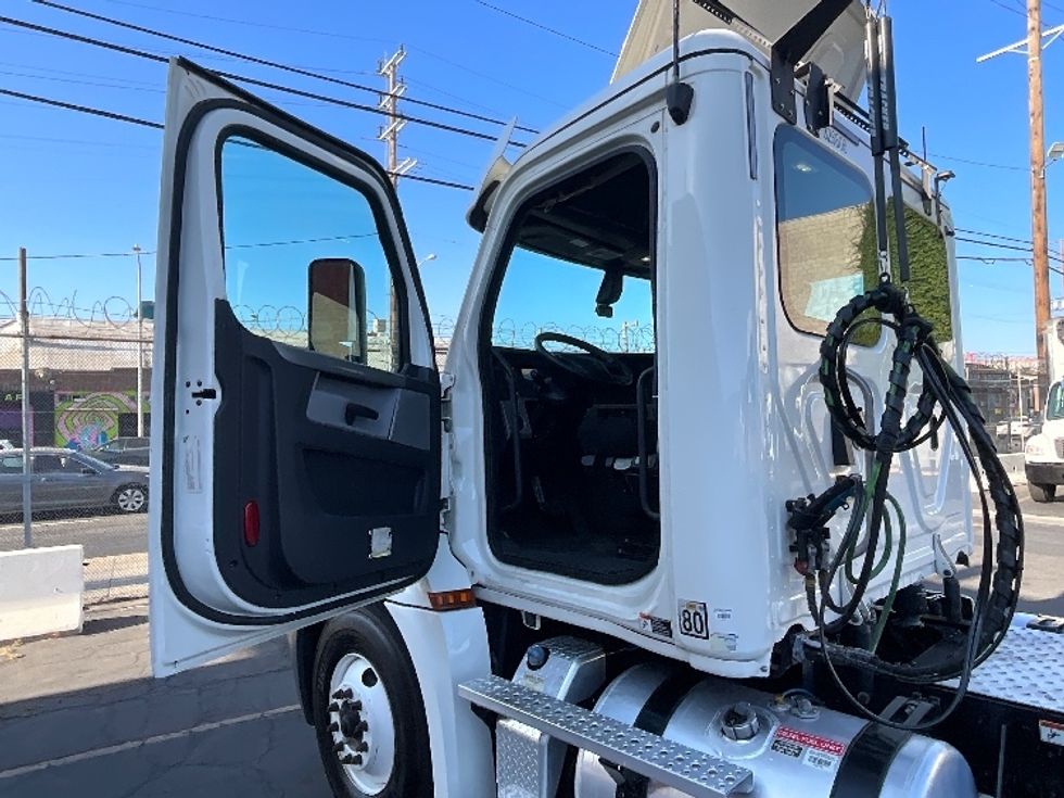 Day Cab Tractor-Heavy Duty Tractors-Freightliner-2019-T12664ST-Los Angeles-CA-321,286\n\t\tmiles-$ 53,250 - Image 9