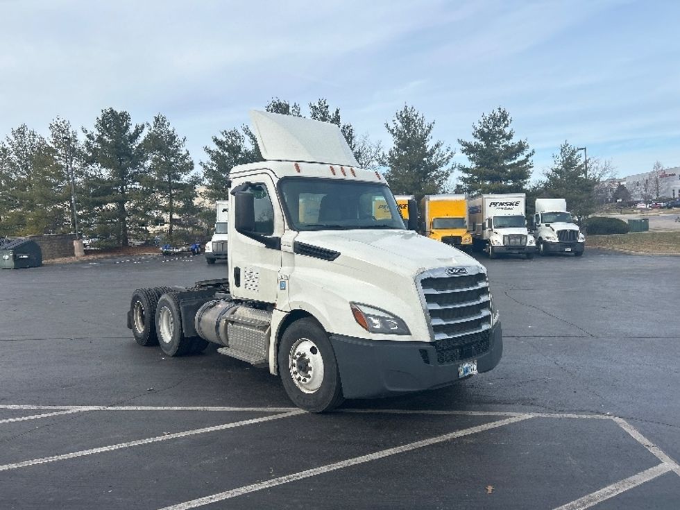 Day Cab Tractor-Heavy Duty Tractors-Freightliner-2019-T12664ST-Louisville-KY-324,810\n\t\tmiles-$ 41,250 - Image 1