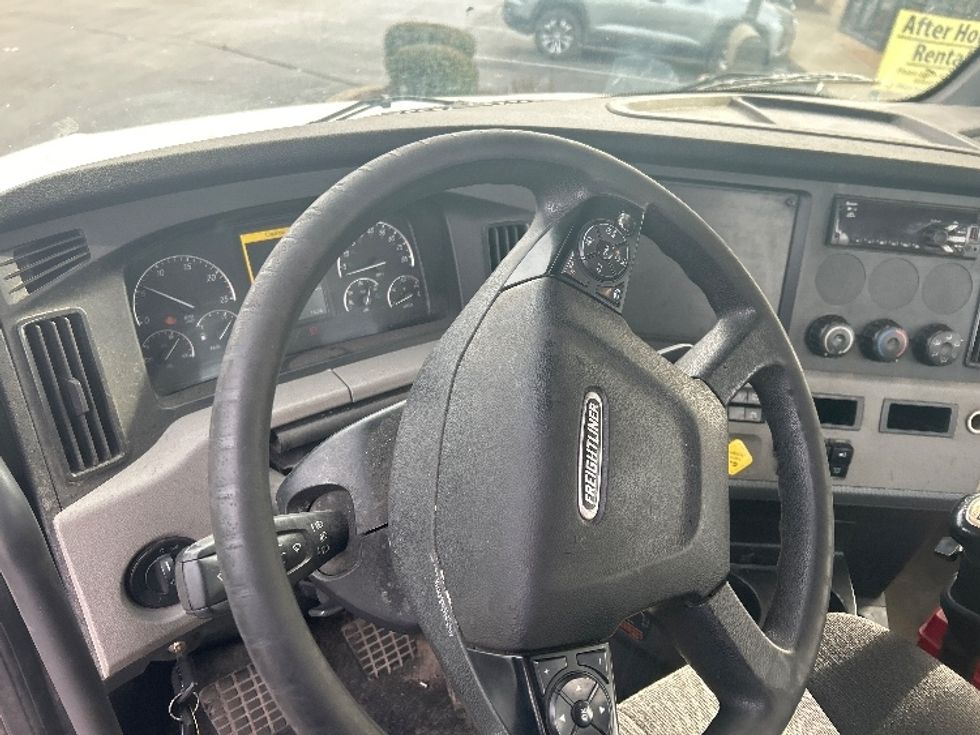 Day Cab Tractor-Heavy Duty Tractors-Freightliner-2019-T12664ST-Louisville-KY-324,810\n\t\tmiles-$ 41,250 - Image 10
