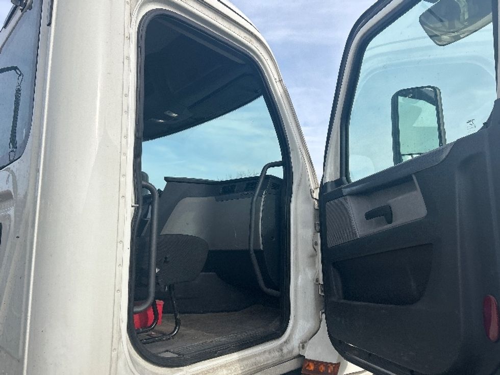 Day Cab Tractor-Heavy Duty Tractors-Freightliner-2019-T12664ST-Louisville-KY-324,810\n\t\tmiles-$ 41,250 - Image 12