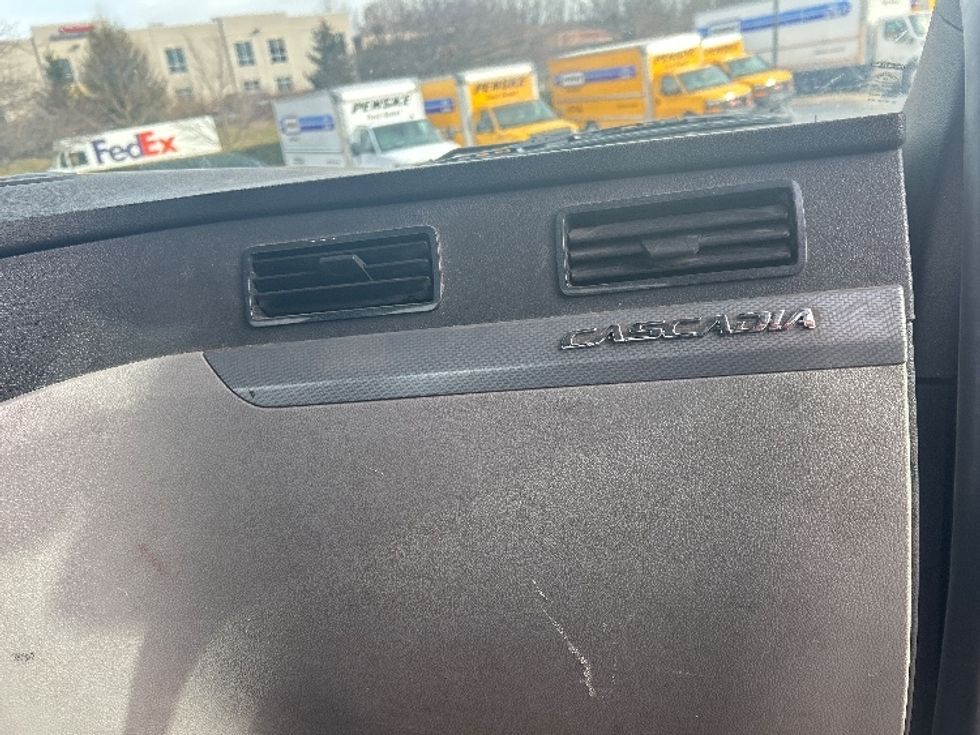 Day Cab Tractor-Heavy Duty Tractors-Freightliner-2019-T12664ST-Louisville-KY-324,810\n\t\tmiles-$ 41,250 - Image 13