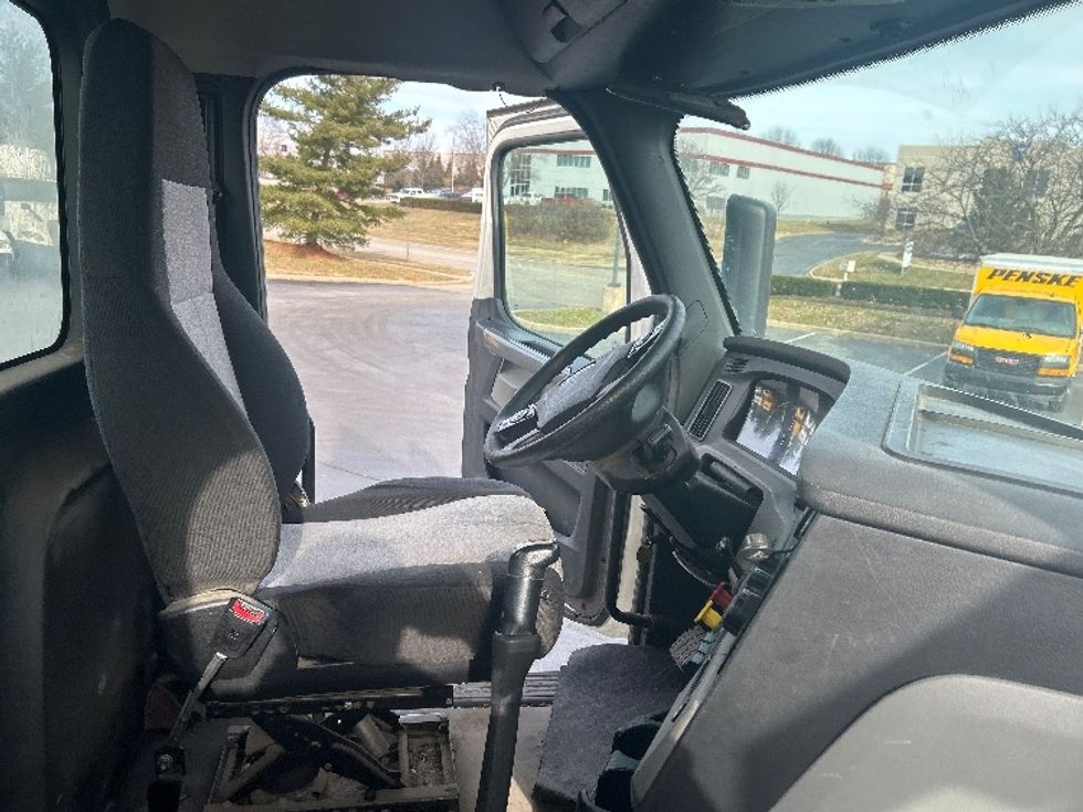 Day Cab Tractor-Heavy Duty Tractors-Freightliner-2019-T12664ST-Louisville-KY-324,810\n\t\tmiles-$ 41,250 - Image 14