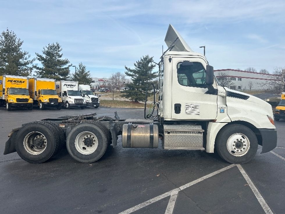 Day Cab Tractor-Heavy Duty Tractors-Freightliner-2019-T12664ST-Louisville-KY-324,810\n\t\tmiles-$ 41,250 - Image 8