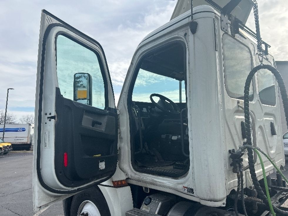 Day Cab Tractor-Heavy Duty Tractors-Freightliner-2019-T12664ST-Louisville-KY-324,810\n\t\tmiles-$ 41,250 - Image 9