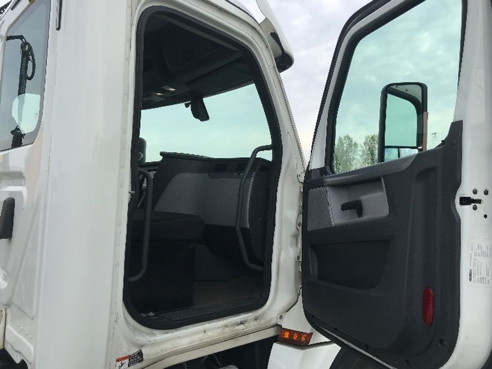 Day Cab Tractor-Heavy Duty Tractors-Freightliner-2019-T12664ST-Louisville-KY-591,736\n\t\tmiles-$ 36,000 - Image 12