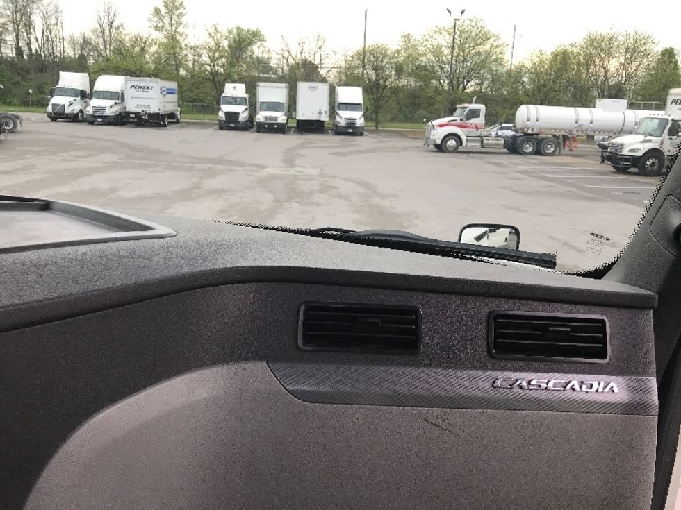 Day Cab Tractor-Heavy Duty Tractors-Freightliner-2019-T12664ST-Louisville-KY-591,736\n\t\tmiles-$ 36,000 - Image 13