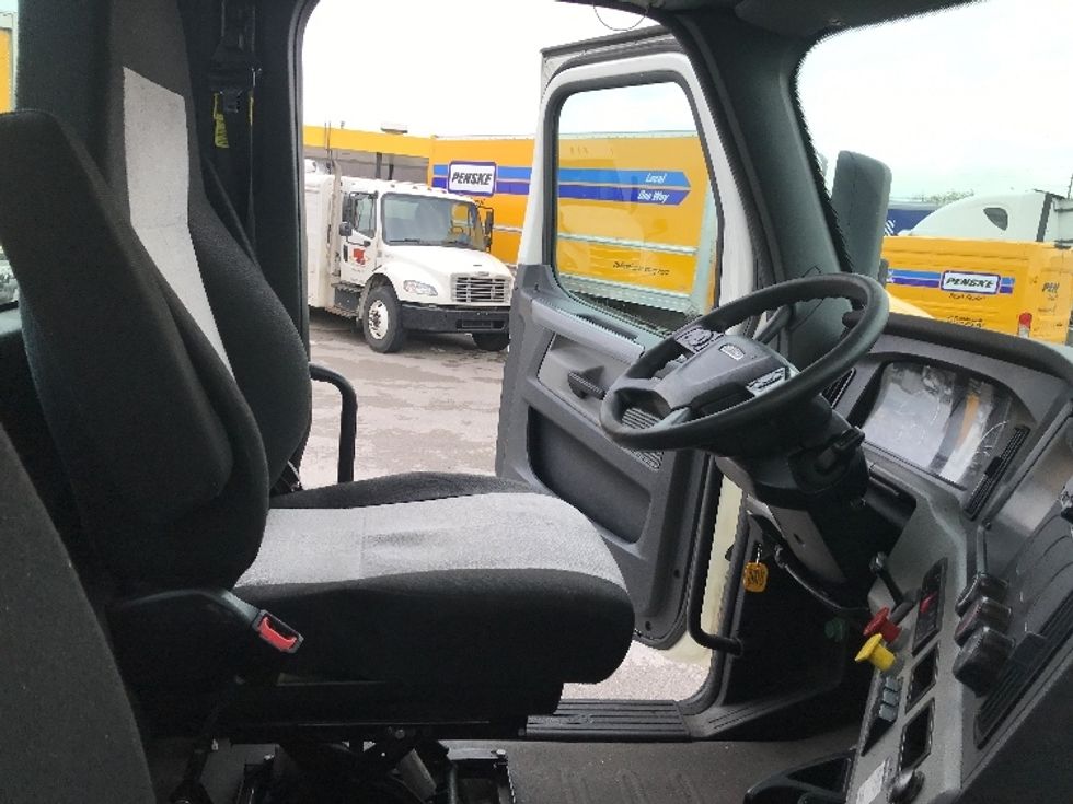 Day Cab Tractor-Heavy Duty Tractors-Freightliner-2019-T12664ST-Louisville-KY-591,736\n\t\tmiles-$ 36,000 - Image 14