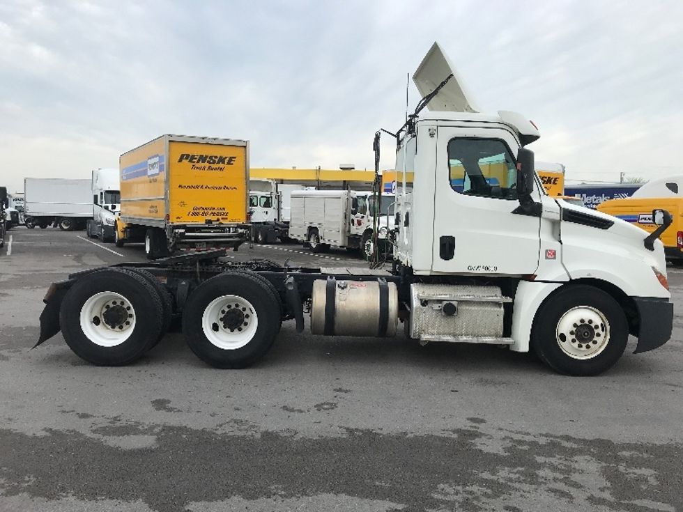 Day Cab Tractor-Heavy Duty Tractors-Freightliner-2019-T12664ST-Louisville-KY-591,736\n\t\tmiles-$ 36,000 - Image 8