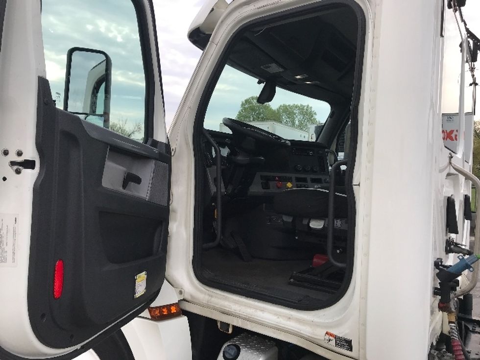 Day Cab Tractor-Heavy Duty Tractors-Freightliner-2019-T12664ST-Louisville-KY-591,736\n\t\tmiles-$ 36,000 - Image 9