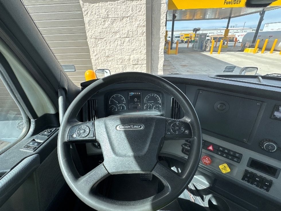 Day Cab Tractor-Heavy Duty Tractors-Freightliner-2019-T12664ST-Lowell-AR-181,505\n\t\tmiles-$ 62,500 - Image 11