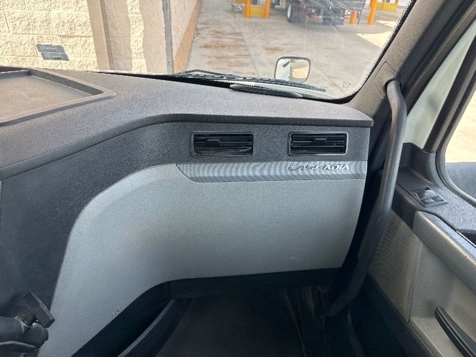 Day Cab Tractor-Heavy Duty Tractors-Freightliner-2019-T12664ST-Lowell-AR-181,505\n\t\tmiles-$ 62,500 - Image 13