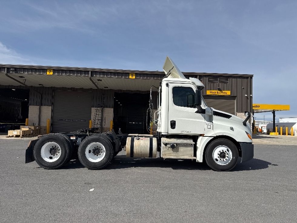 Day Cab Tractor-Heavy Duty Tractors-Freightliner-2019-T12664ST-Lowell-AR-181,505\n\t\tmiles-$ 62,500 - Image 8