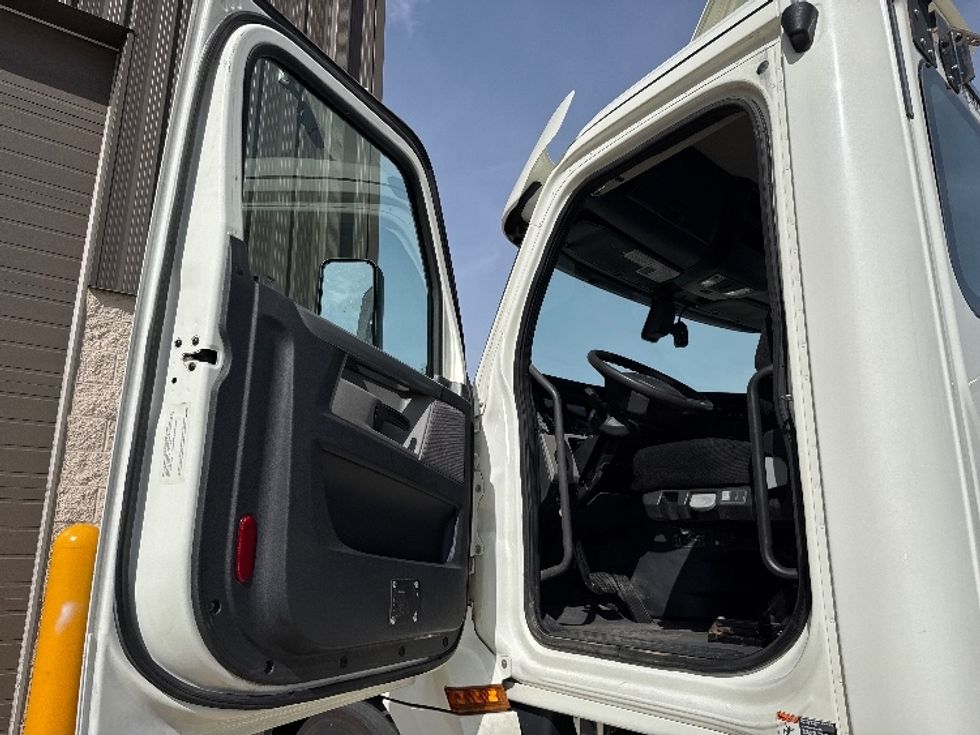 Day Cab Tractor-Heavy Duty Tractors-Freightliner-2019-T12664ST-Lowell-AR-181,505\n\t\tmiles-$ 62,500 - Image 9