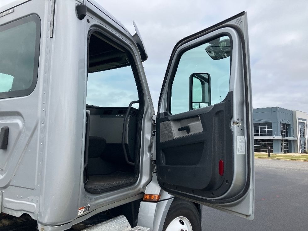 Day Cab Tractor-Heavy Duty Tractors-Freightliner-2019-T12664ST-Madison-AL-205,473\n\t\tmiles-$ 57,250 - Image 12