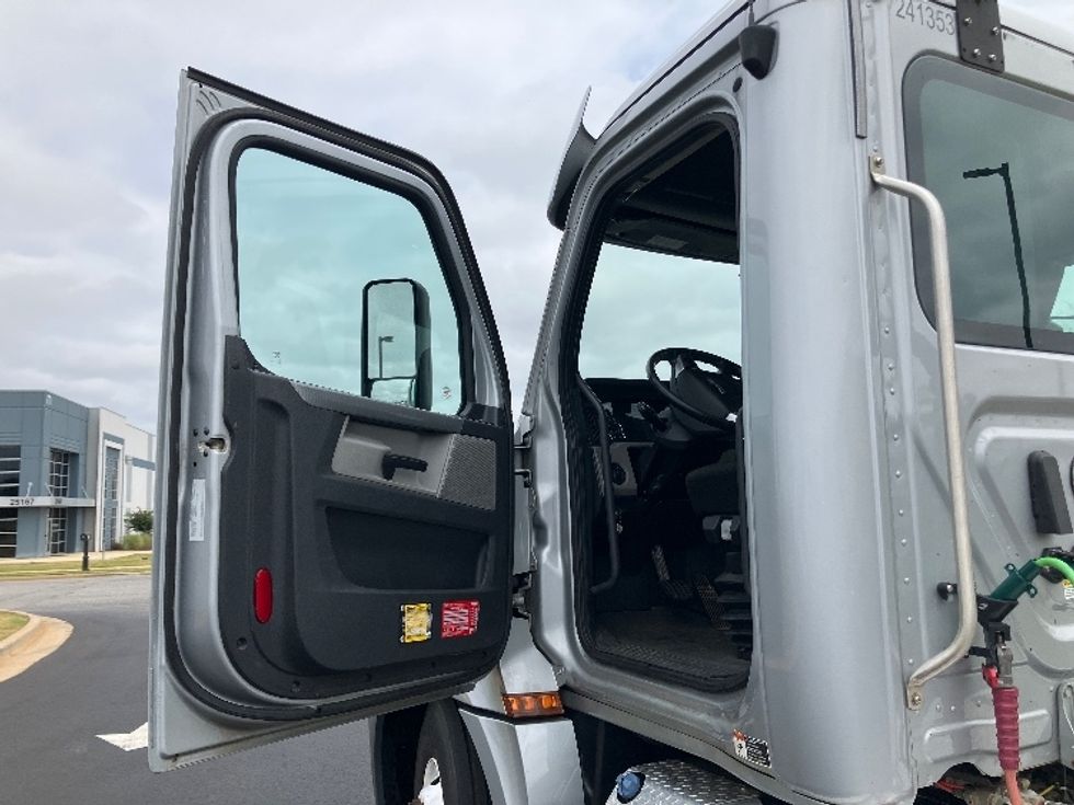 Day Cab Tractor-Heavy Duty Tractors-Freightliner-2019-T12664ST-Madison-AL-205,473\n\t\tmiles-$ 57,250 - Image 9