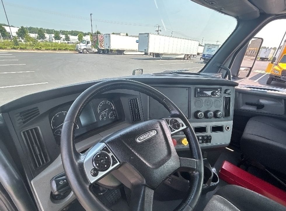 Day Cab Tractor-Heavy Duty Tractors-Freightliner-2019-T12664ST-Madison-AL-344,084\n\t\tmiles-$ 45,750 - Image 10