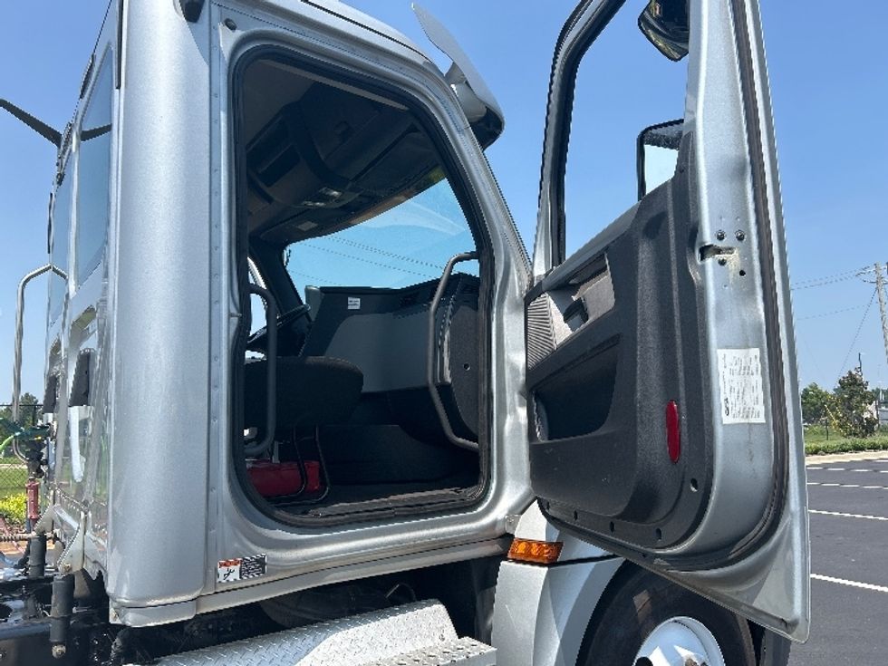 Day Cab Tractor-Heavy Duty Tractors-Freightliner-2019-T12664ST-Madison-AL-344,084\n\t\tmiles-$ 45,750 - Image 11
