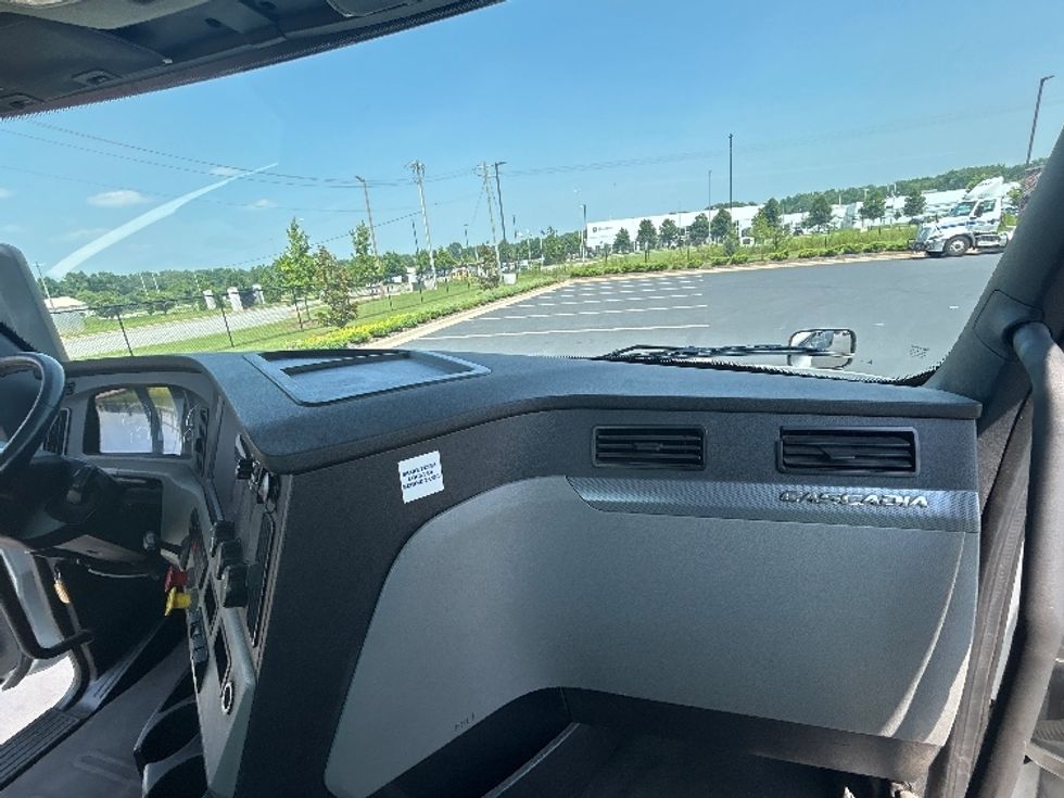Day Cab Tractor-Heavy Duty Tractors-Freightliner-2019-T12664ST-Madison-AL-344,084\n\t\tmiles-$ 45,750 - Image 12