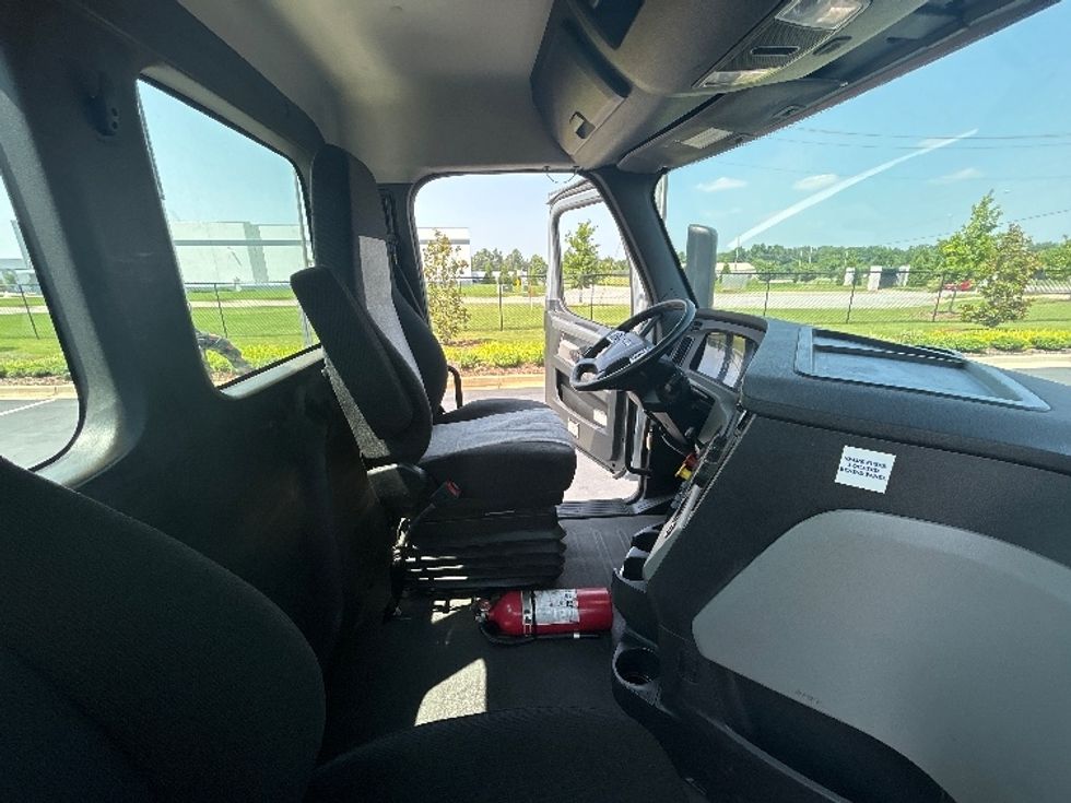 Day Cab Tractor-Heavy Duty Tractors-Freightliner-2019-T12664ST-Madison-AL-344,084\n\t\tmiles-$ 45,750 - Image 13